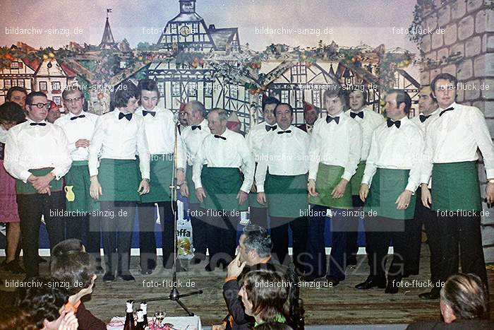 1974 Karnevalssitzung Westum im Saal Herges: KRWSSLHR-012392