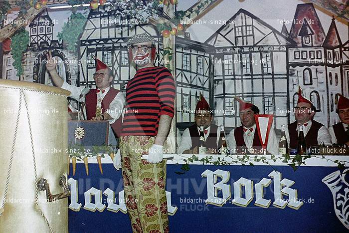 1974 Karnevalssitzung Westum im Saal Herges: KRWSSLHR-012409