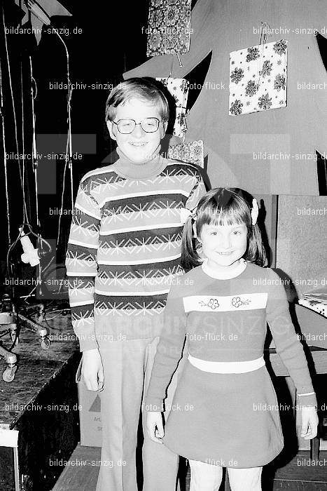 1974 Weihnachtsfeier für die Kinder der Angestellten der Agrob: WHFRKNNGGR-012562