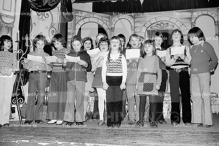 1974 Weihnachtsfeier für die Kinder der Angestellten der Agrob: WHFRKNNGGR-012565