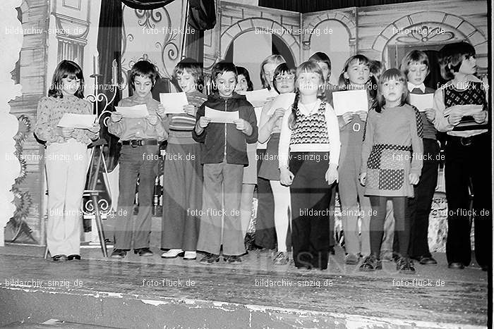 1974 Weihnachtsfeier für die Kinder der Angestellten der Agrob: WHFRKNNGGR-012566
