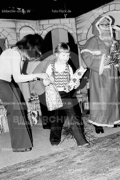 1974 Weihnachtsfeier für die Kinder der Angestellten der Agrob: WHFRKNNGGR-012567