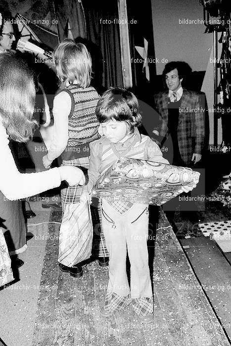 1974 Weihnachtsfeier für die Kinder der Angestellten der Agrob: WHFRKNNGGR-012568