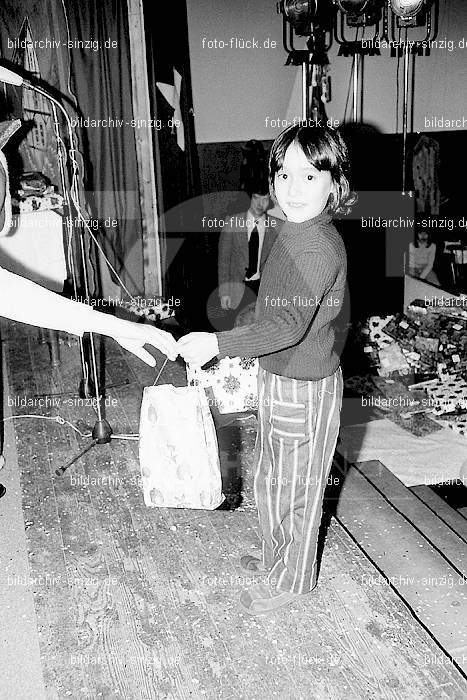 1974 Weihnachtsfeier für die Kinder der Angestellten der Agrob: WHFRKNNGGR-012573