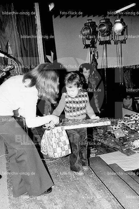 1974 Weihnachtsfeier für die Kinder der Angestellten der Agrob: WHFRKNNGGR-012575