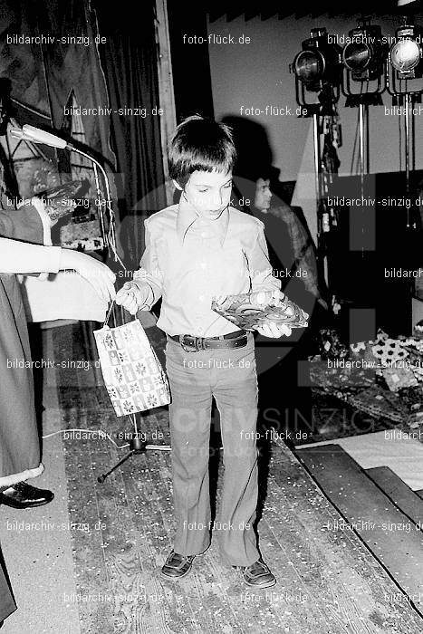 1974 Weihnachtsfeier für die Kinder der Angestellten der Agrob: WHFRKNNGGR-012576
