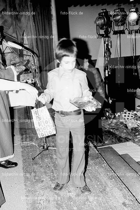 1974 Weihnachtsfeier für die Kinder der Angestellten der Agrob: WHFRKNNGGR-012577