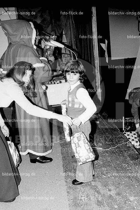 1974 Weihnachtsfeier für die Kinder der Angestellten der Agrob: WHFRKNNGGR-012588