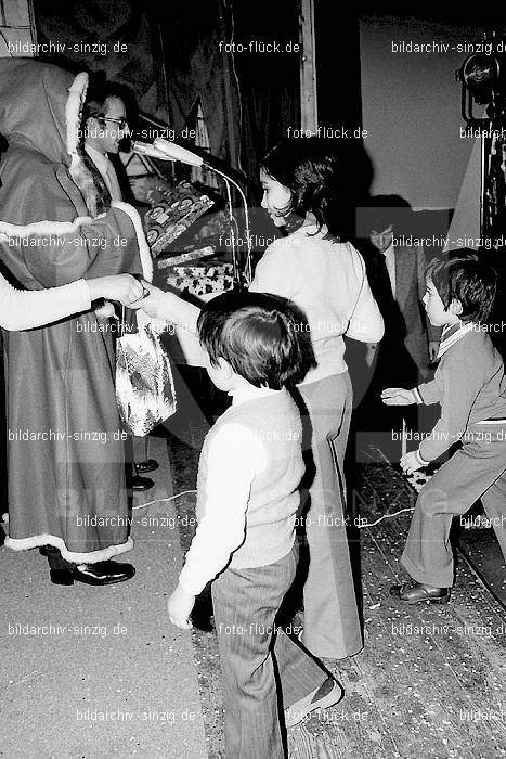 1974 Weihnachtsfeier für die Kinder der Angestellten der Agrob: WHFRKNNGGR-012589