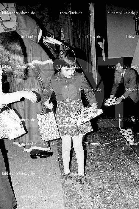 1974 Weihnachtsfeier für die Kinder der Angestellten der Agrob: WHFRKNNGGR-012591
