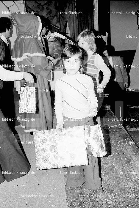 1974 Weihnachtsfeier für die Kinder der Angestellten der Agrob: WHFRKNNGGR-012596