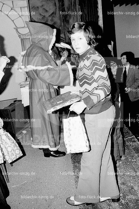1974 Weihnachtsfeier für die Kinder der Angestellten der Agrob: WHFRKNNGGR-012598