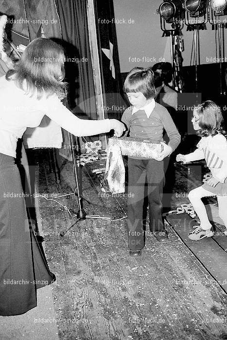 1974 Weihnachtsfeier für die Kinder der Angestellten der Agrob: WHFRKNNGGR-012603