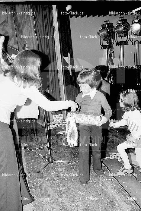 1974 Weihnachtsfeier für die Kinder der Angestellten der Agrob: WHFRKNNGGR-012609