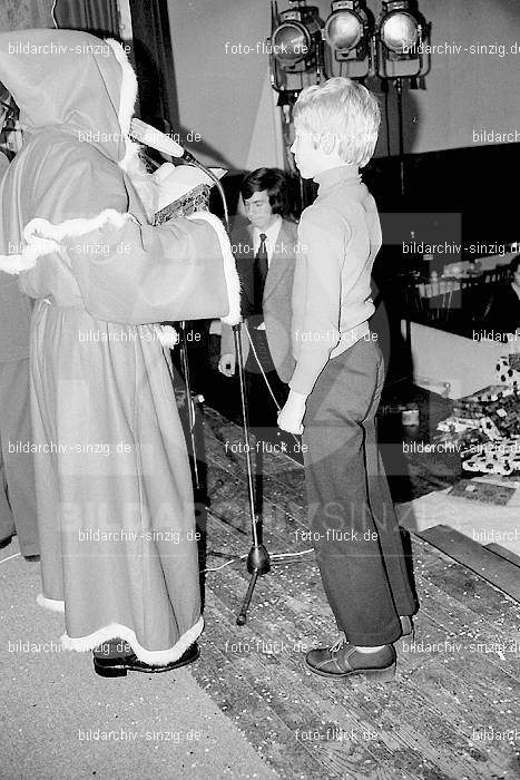 1974 Weihnachtsfeier für die Kinder der Angestellten der Agrob: WHFRKNNGGR-012631