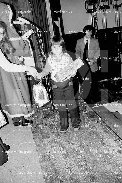 1974 Weihnachtsfeier für die Kinder der Angestellten der Agrob: WHFRKNNGGR-012635