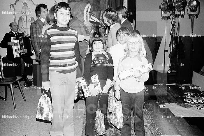 1974 Weihnachtsfeier für die Kinder der Angestellten der Agrob: WHFRKNNGGR-012636