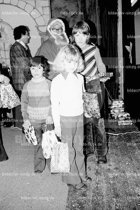 1974 Weihnachtsfeier für die Kinder der Angestellten der Agrob: WHFRKNNGGR-012646