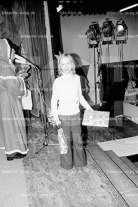 1974 Weihnachtsfeier für die Kinder der Angestellten der Agrob: WHFRKNNGGR-012650