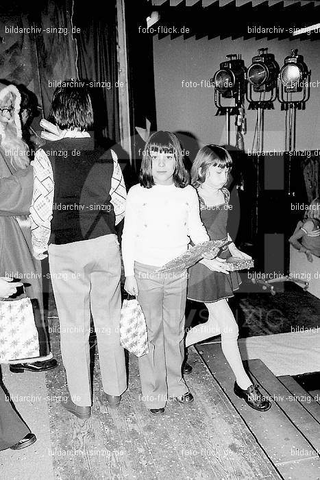1974 Weihnachtsfeier für die Kinder der Angestellten der Agrob: WHFRKNNGGR-012652