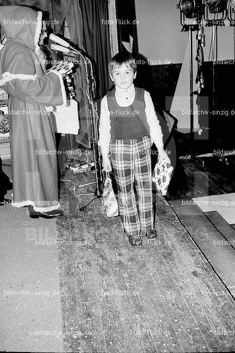 1974 Weihnachtsfeier für die Kinder der Angestellten der Agrob: WHFRKNNGGR-012657