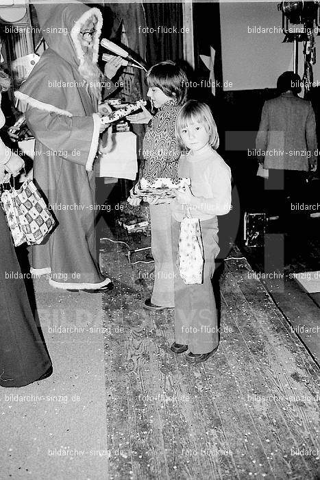 1974 Weihnachtsfeier für die Kinder der Angestellten der Agrob: WHFRKNNGGR-012658