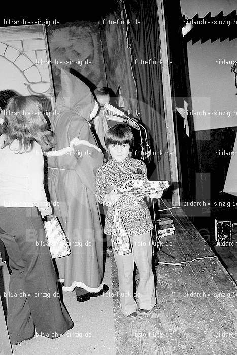 1974 Weihnachtsfeier für die Kinder der Angestellten der Agrob: WHFRKNNGGR-012659