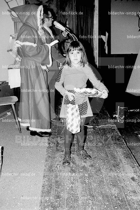 1974 Weihnachtsfeier für die Kinder der Angestellten der Agrob: WHFRKNNGGR-012662