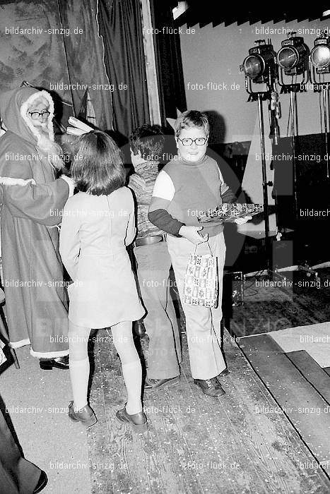 1974 Weihnachtsfeier für die Kinder der Angestellten der Agrob: WHFRKNNGGR-012664