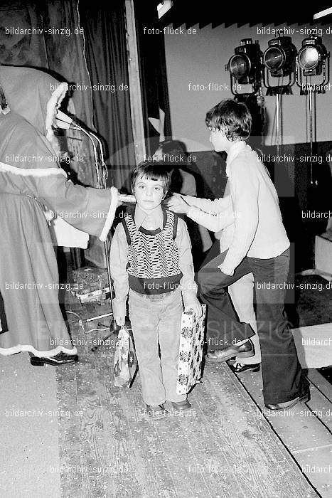 1974 Weihnachtsfeier für die Kinder der Angestellten der Agrob: WHFRKNNGGR-012666