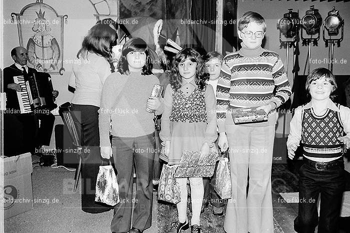 1974 Weihnachtsfeier für die Kinder der Angestellten der Agrob: WHFRKNNGGR-012670