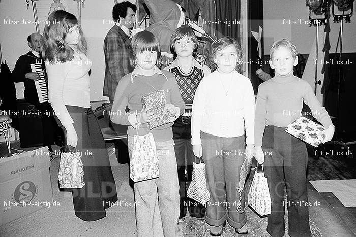 1974 Weihnachtsfeier für die Kinder der Angestellten der Agrob: WHFRKNNGGR-012671