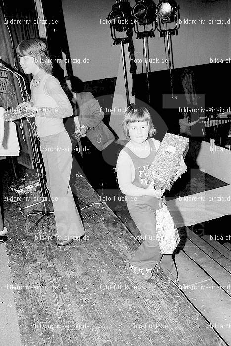 1974 Weihnachtsfeier für die Kinder der Angestellten der Agrob: WHFRKNNGGR-012674