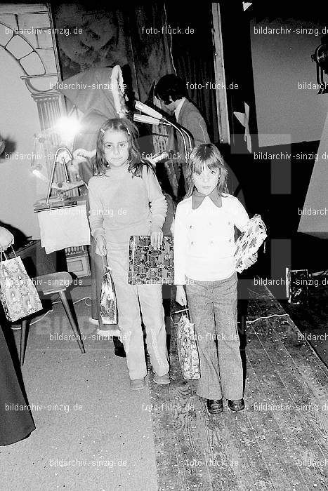 1974 Weihnachtsfeier für die Kinder der Angestellten der Agrob: WHFRKNNGGR-012681