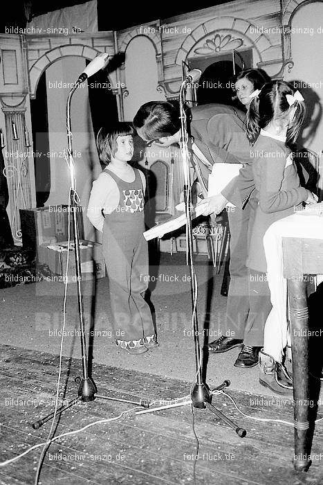 1974 Weihnachtsfeier für die Kinder der Angestellten der Agrob: WHFRKNNGGR-012689