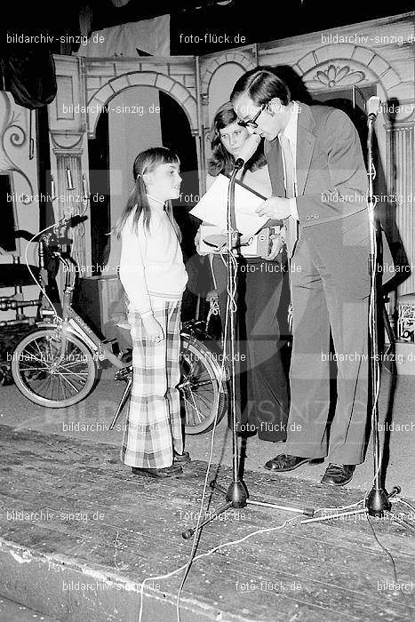 1974 Weihnachtsfeier für die Kinder der Angestellten der Agrob: WHFRKNNGGR-012703