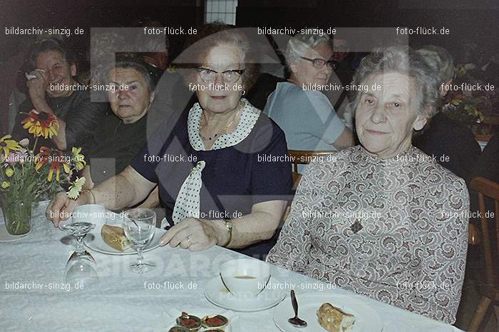 1974 Seniorenkaffee im Helenensaal Sinzig: SNHLSN-012761