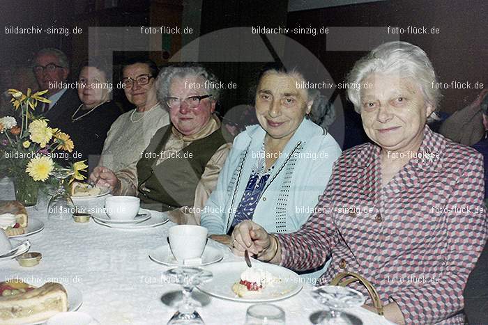 1974 Seniorenkaffee im Helenensaal Sinzig: SNHLSN-012764