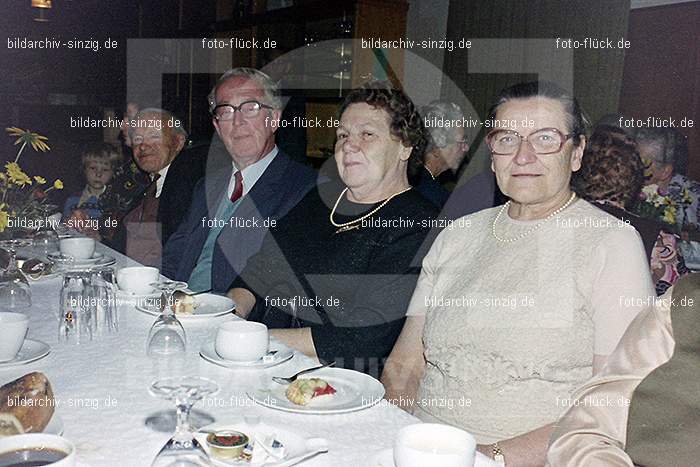 1974 Seniorenkaffee im Helenensaal Sinzig: SNHLSN-012765