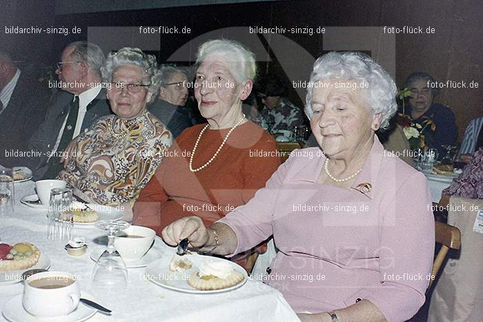 1974 Seniorenkaffee im Helenensaal Sinzig: SNHLSN-012779