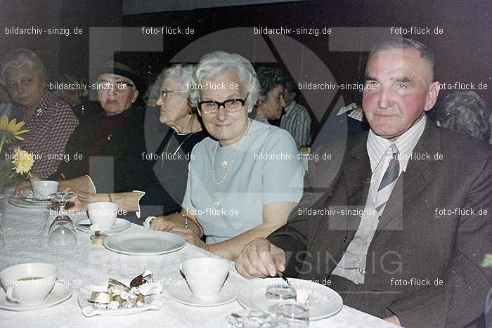 1974 Seniorenkaffee im Helenensaal Sinzig: SNHLSN-012781