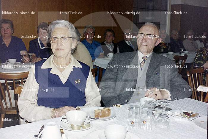 1974 Seniorenkaffee im Helenensaal Sinzig: SNHLSN-012815