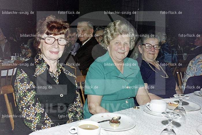 1974 Seniorenkaffee im Helenensaal Sinzig: SNHLSN-012835