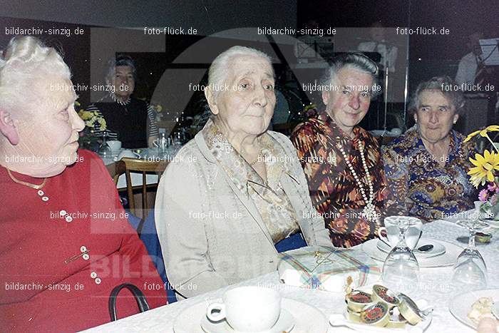 1974 Seniorenkaffee im Helenensaal Sinzig: SNHLSN-012855