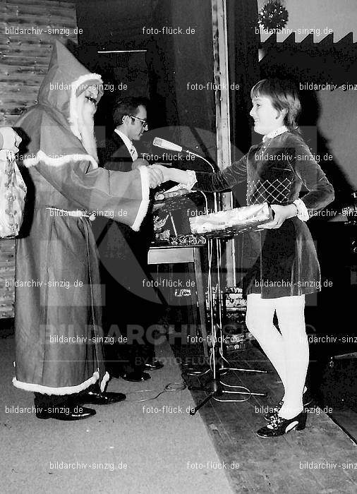 1972 Weihnachtsfeier für die Kinder der Angestellten der Agrob: WHFRKNNGGR-012859