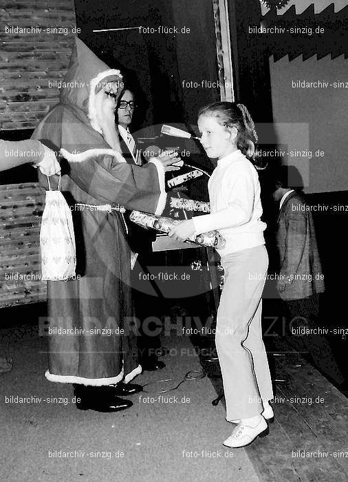 1972 Weihnachtsfeier für die Kinder der Angestellten der Agrob: WHFRKNNGGR-012860