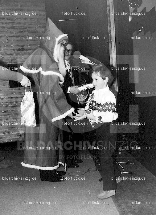 1972 Weihnachtsfeier für die Kinder der Angestellten der Agrob: WHFRKNNGGR-012863