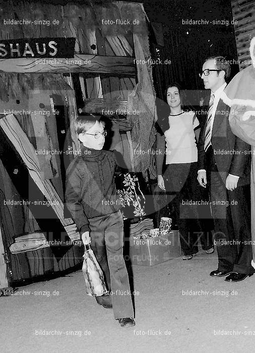 1972 Weihnachtsfeier für die Kinder der Angestellten der Agrob: WHFRKNNGGR-012886