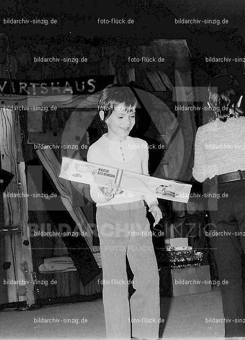 1972 Weihnachtsfeier für die Kinder der Angestellten der Agrob: WHFRKNNGGR-012888