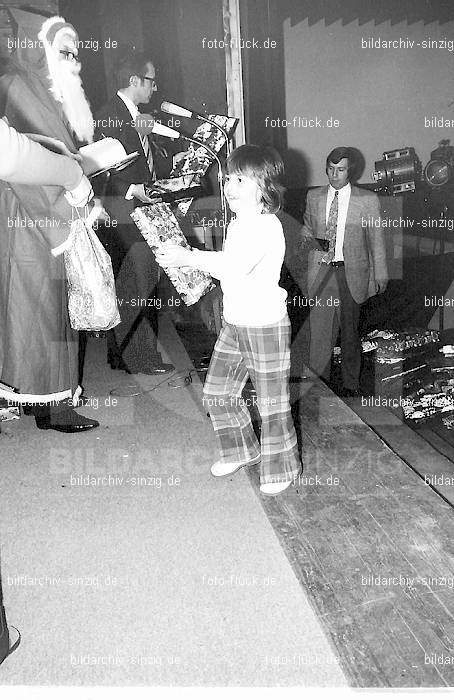 1972 Weihnachtsfeier für die Kinder der Angestellten der Agrob: WHFRKNNGGR-012895